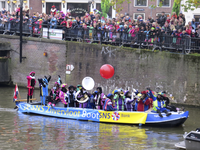 906674 Afbeelding van een 'pietenboot' op de Stadsbuitengracht ter hoogte van de Zandbrug te Utrecht, die op weg is ...